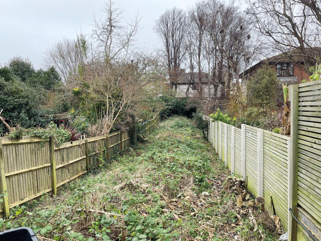 Lot: 66 - THREE-BEDROOM HOUSE FOR REFURBISHMENT/REPAIR - Garden to rear